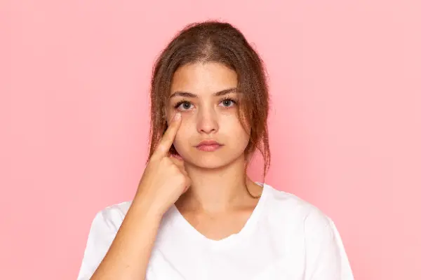 Las bolsas debajo de los ojos son una preocupación estética común que afecta la apariencia facial, generando un aspecto de cansancio y envejecimiento. Si te preguntas cómo quitar las bolsas...